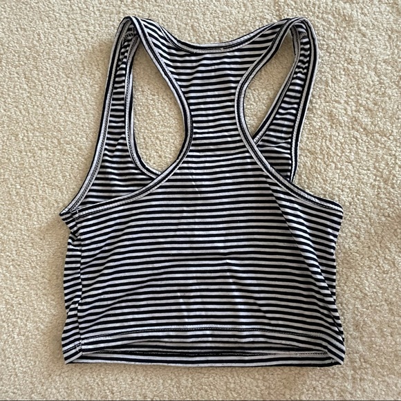 Cropped tank top with black and white stripes - Picture 2 of 3
